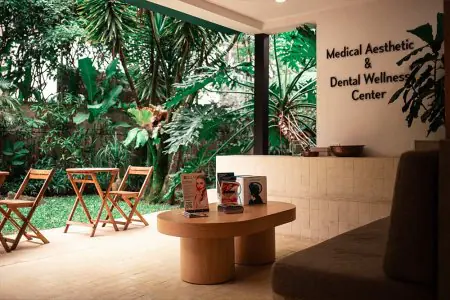 صالة استقبال في مركز Medical Aesthetic & Dental Wellness مع إطلالة على الحديقة