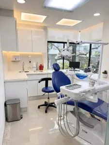 غرفة علاج أسنان حديثة في عيادة Dr. Cristhian Figueroa بمعدات متطورة