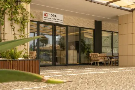 مدخل عيادة DRA Dental Clinic بواجهة حديثة ومنطقة جلوس خارجية
