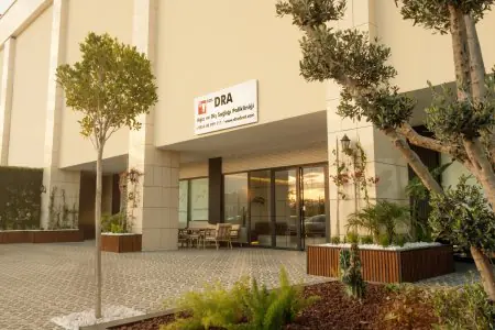 واجهة عيادة DRA Dental Clinic بمدخل حديث ومنسق بالمناظر الطبيعية