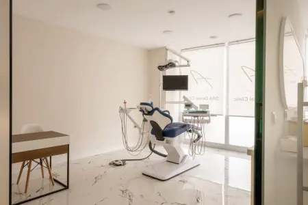 غرفة علاج أسنان حديثة مع معدات في عيادة DRA Dental Clinic