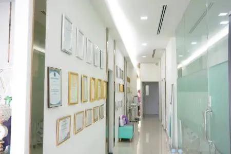 ممر في The Wish Clinic by Dr. Orr مع شهادات طبية على الجدار
