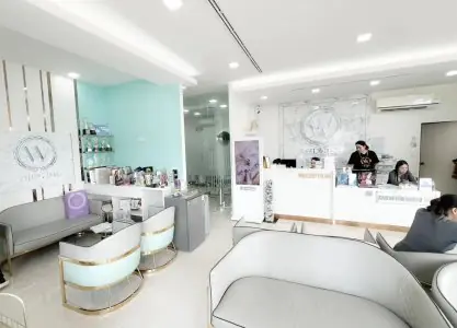 منطقة الاستقبال في The Wish Clinic، ديكور حديث ومقاعد للمرضى