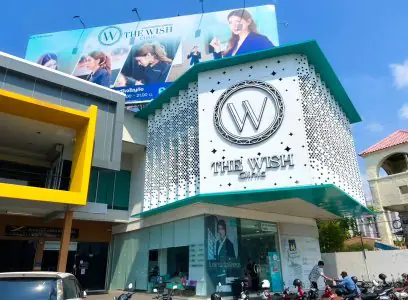 الواجهة الحديثة لعيادة The Wish Clinic في تايلاند مع شعار كبير ومدخل زجاجي