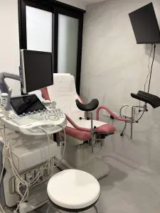 Sala de ginecología con ecografía en la clínica Fertina IVF