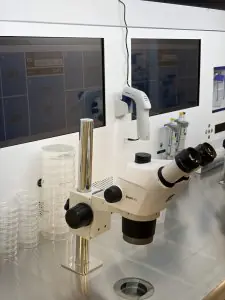 Equipo de laboratorio FIV con microscopio en la clínica Fertina IVF