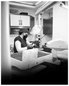 طبيب أسنان يحضر الأدوات في غرفة العلاج في Unik Specialized Dentistry