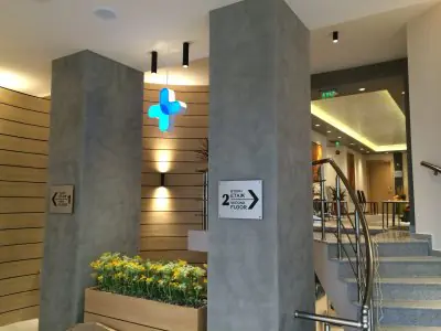 منطقة استقبال حديثة في مركز AmeriMed الطبي مع لافتات وزهور