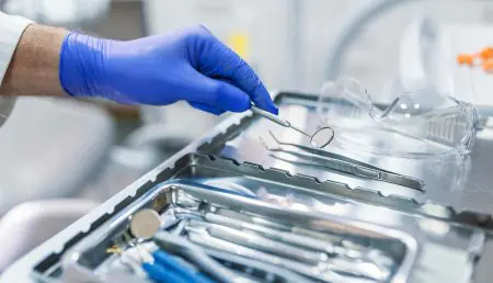 أدوات طب الأسنان المعقمة ونظارات الأمان في Royal Dental Studio