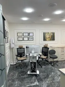 غرفة استشارة في عيادة TH Dental Clinic مع معدات طب أسنان حديثة وشهادات