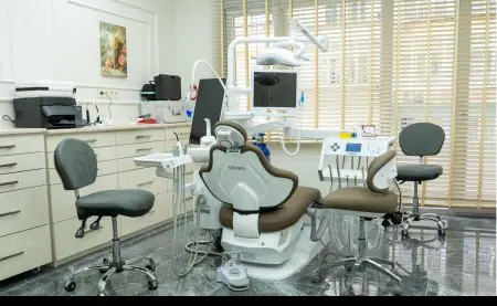 غرفة علاج أسنان حديثة بمعدات متطورة في عيادة TH Dental Clinic