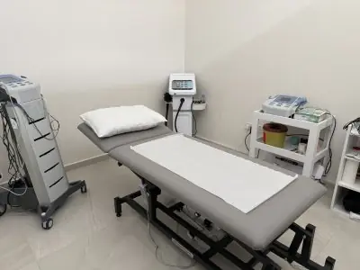 غرفة علاج طبيعي في عيادة Physio by Yağmur Bilokcuoğlu بمعدات حديثة