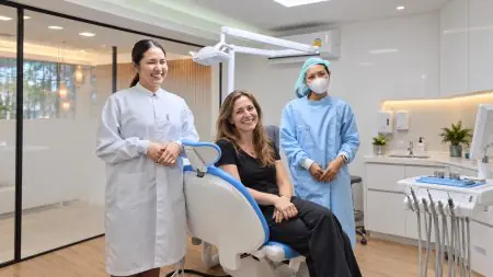 غرفة علاج الأسنان في HeySmile Dental Clinic مع الطاقم والمريض