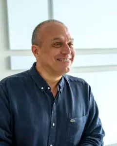 عضو طاقم طبي في عيادة Prof. Dr. Murat Demirel مع خلفية داخلية حديثة