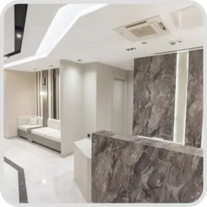 منطقة الاستقبال في عيادة البروفيسور د. إبرو أيفاز أوغلو سوي بتصميم رخامي حديث