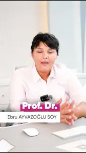 غرفة استشارة في عيادة Prof. Dr. Ebru Ayvazoğlu Soy بمساحة عمل حديثة