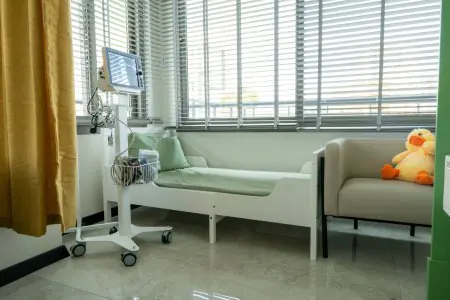 غرفة مريض في عيادة Spec. Dr. Ali Demirhan بسرير طبي وجهاز مراقبة