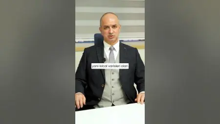 طبيب يقدم استشارة في مكتب الأشعة التداخلية في مستشفى أوزيل ميدلاين أضنة