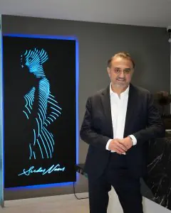 منطقة الاستقبال في عيادة د. سيردار نصير لجراحة التجميل بديكور عصري