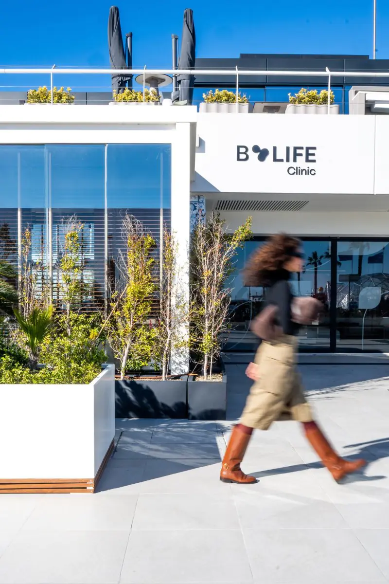 Современный фасад клиники B-Life с остеклением и зелёными насаждениями
