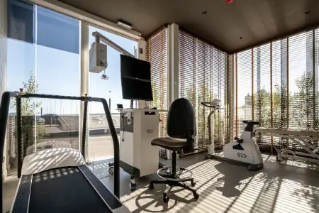 غرفة إعادة تأهيل بمعدات رياضية حديثة في عيادة B-Life