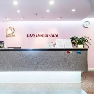 مكتب استقبال في عيادة DDS Dental Care بديكور عصري