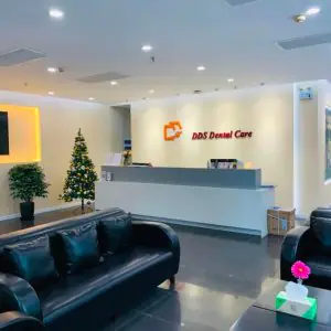 منطقة الاستقبال في DDS Dental Care مع صالة حديثة وديكور احتفالي