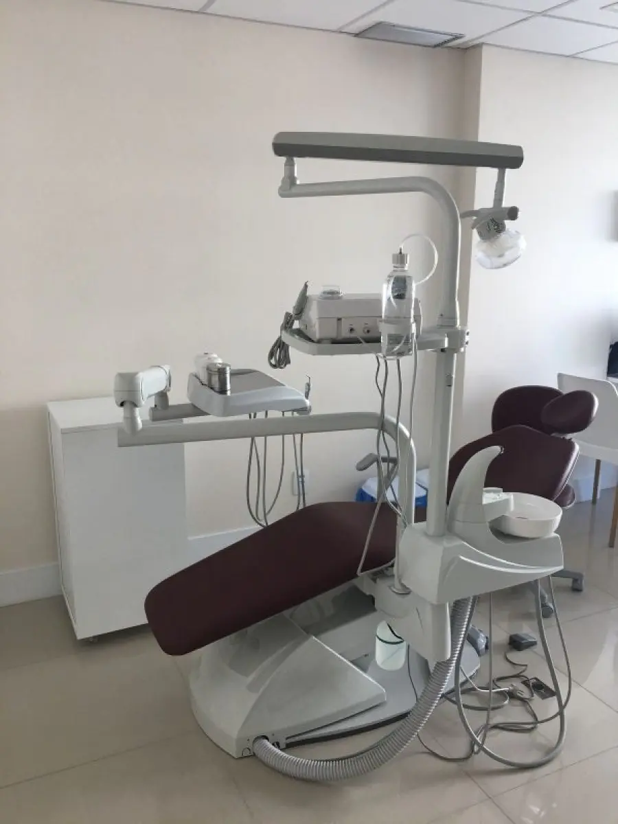 Dental treatment chair and equipment at Dr. Rafaela Lopes clinic in Brazil
