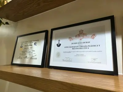 Diplomas médicos del Dr. Jeurin Sosa Duran exhibidos en la clínica Sosa Plastic