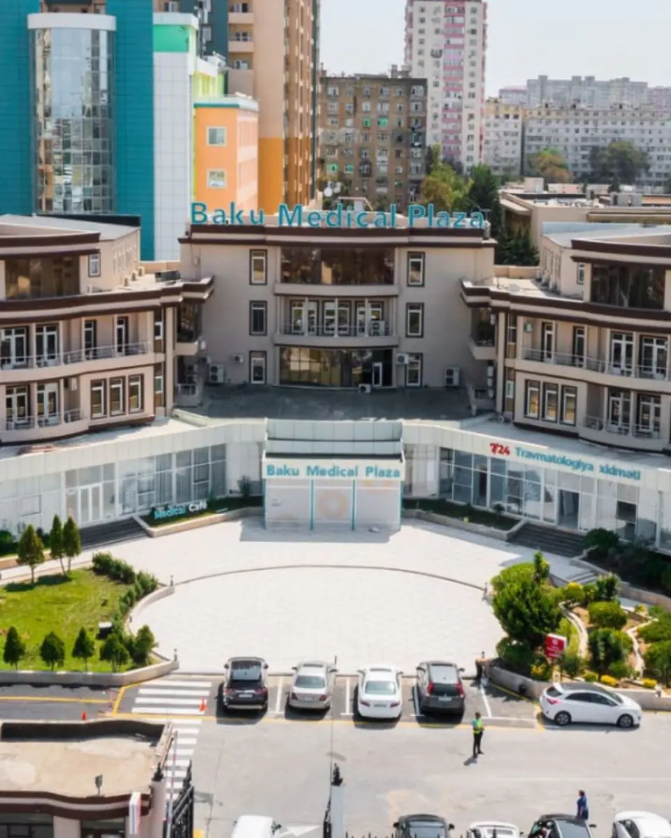 Fasada kliniki Baku Medical Plaza z głównym wejściem i parkingiem w Baku
