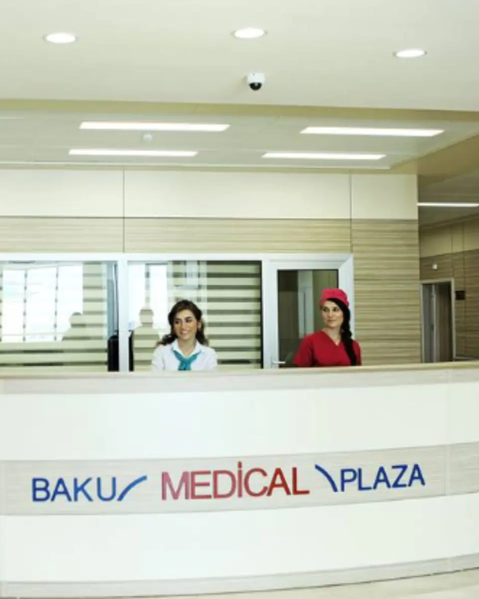 Recepcja w klinice Baku Medical Plaza z personelem w nowoczesnym wnętrzu