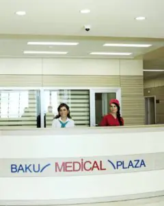 Mostrador de recepción en la clínica Baku Medical Plaza con personal y diseño moderno