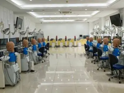 معمل تدريب طب الأسنان مع دمى محاكاة في مستشفى طب الأسنان التابع، قوانغتشو