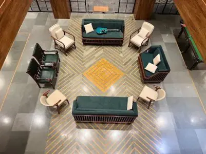 منطقة انتظار في عيادة ZorbaCare بأرائك وكراسي حديثة وتصميم أرضية هندسي