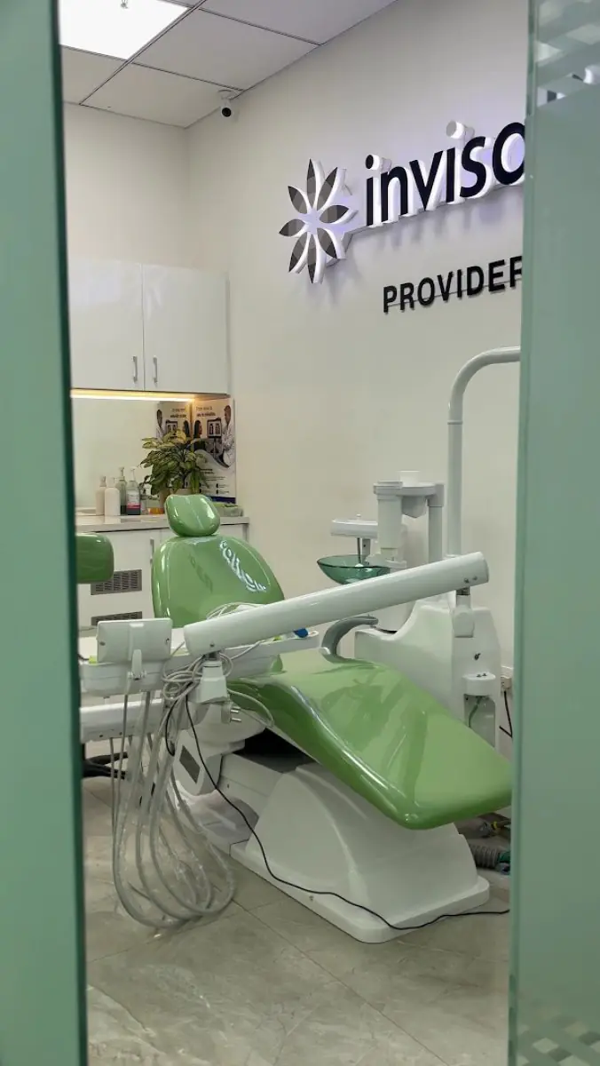 Moderner Behandlungsraum mit grünem Stuhl in der Thyme Dental Klinik