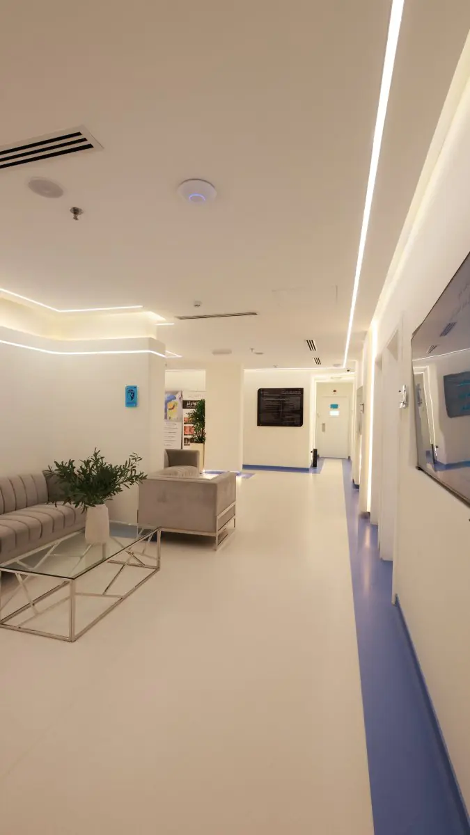 Espace d'attente moderne au Al Dalil Medical Center avec sièges confortables