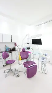 غرفة علاج الأسنان بمعدات حديثة في مركز الدليل الطبي