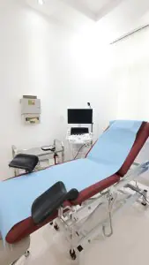 غرفة فحص نسائية مع جهاز سونار في مركز الدليل الطبي