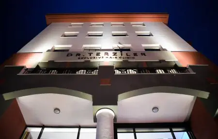 Fachada de la clínica Dr. Terziler Exclusive Hair Clinic iluminada de noche