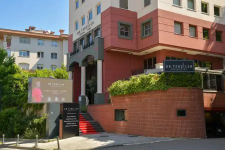 Fachada de la clínica Dr. Terziler Exclusive Clinic en Estambul, edificio médico moderno