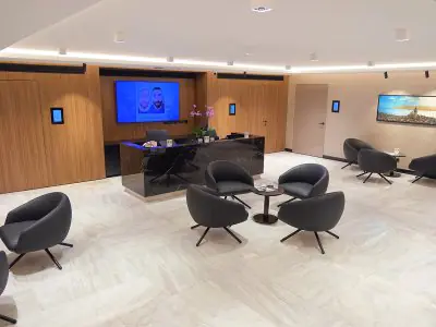 Recepción y sala de espera en Dr. Terziler Exclusive Clinic, centro médico moderno