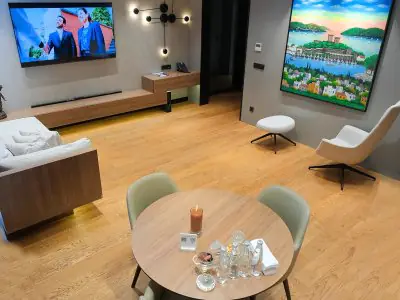 Sala de espera moderna en Dr. Terziler Exclusive Clinic con TV y arte