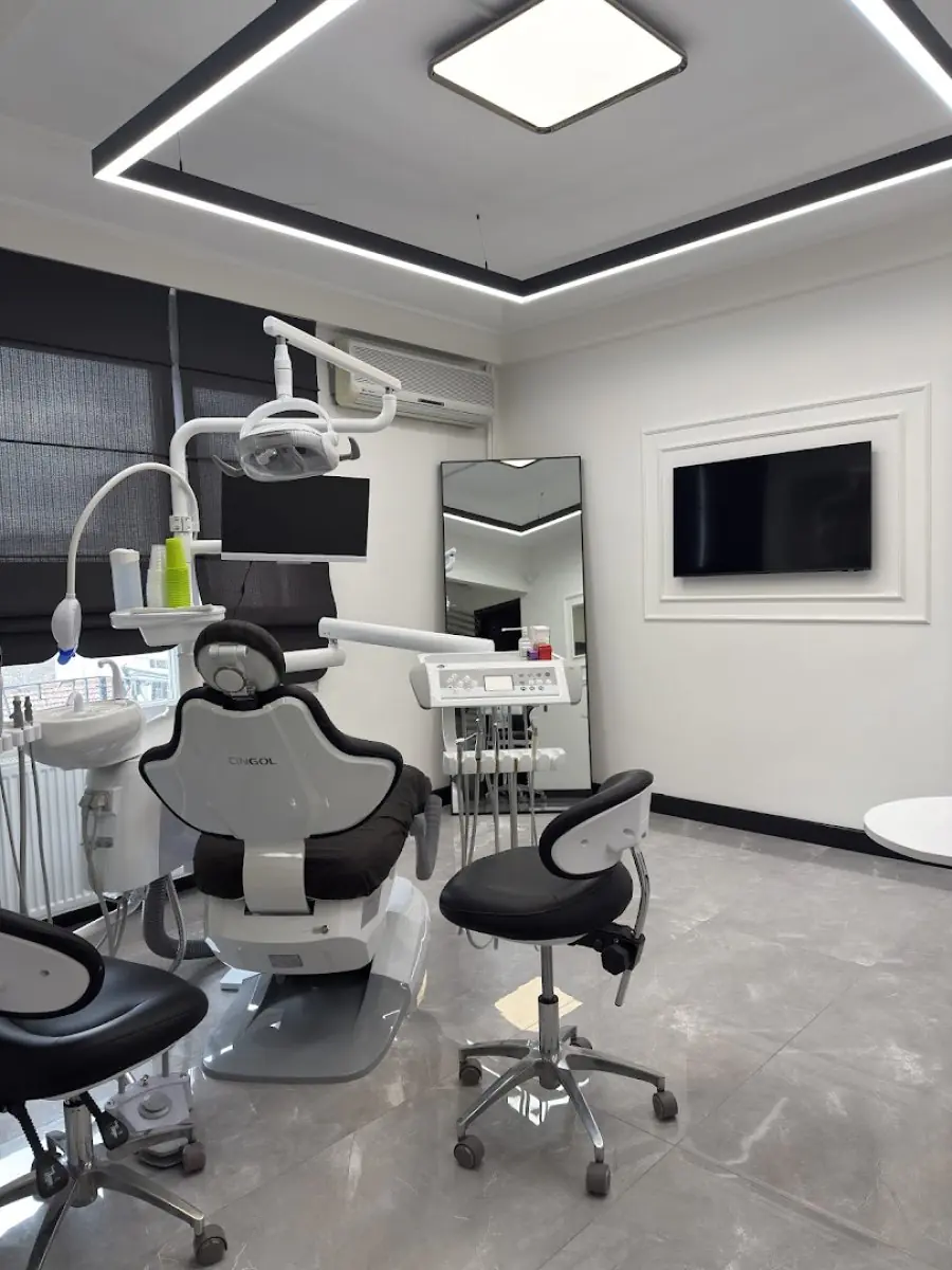 Salle de soins dentaires moderne à Dental Ezel Clinic avec équipement avancé
