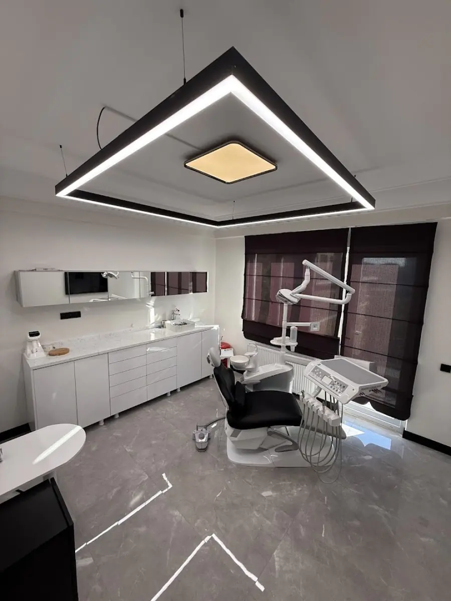 Salle de soins dentaires moderne à Dental Ezel Clinic avec équipement avancé