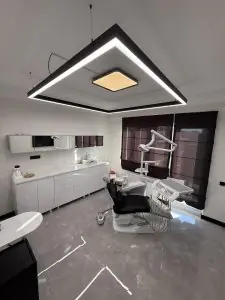 غرفة علاج أسنان حديثة في Dental Ezel Clinic مزودة بأجهزة متطورة