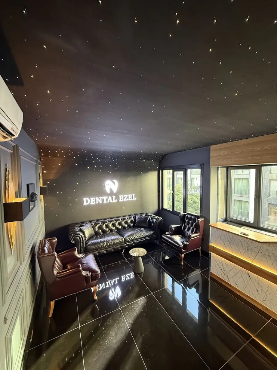 Espace d'attente à la Dental Ezel Clinic avec décoration moderne et sièges en cuir