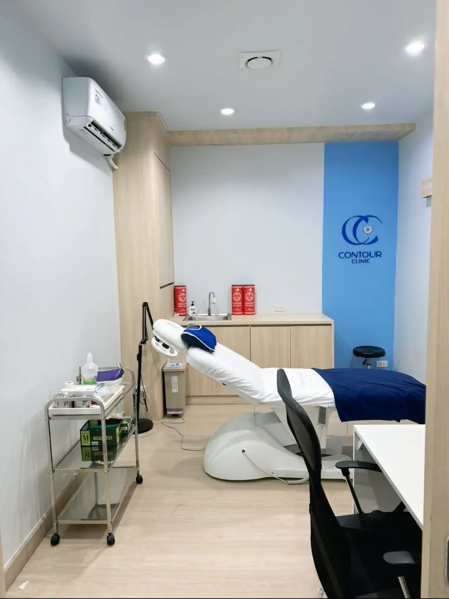 Treatment room at Contour Clinic Thailand with modern medical chair and equipment