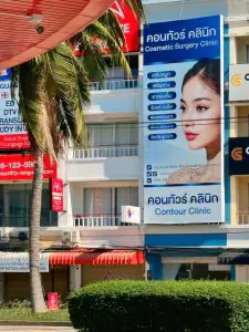 واجهة Contour Clinic Thailand مع لافتة كبيرة لجراحة التجميل في باتايا
