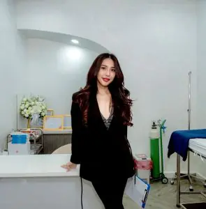 منطقة الاستقبال في Contour Clinic Thailand مع الموظفين والمعدات الطبية