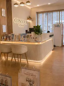 منطقة الاستقبال في Contour Clinic Thailand بديكور حديث ومكتب معلومات للمرضى